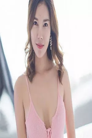 [IMISS爱蜜社]Vol.222_嫩模依依Yiyi粉色低胸吊带衣配白色蕾丝内裤完美诱惑写真33P
