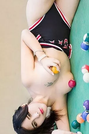 [YouWu尤物馆]Vol.031_嫩模FoxYini孟狐狸空姐制服秀半球撩人姿势诱惑写真56P