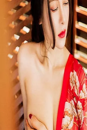 [YouMi尤蜜荟]Vol.104_女神穆菲菲马尔代夫旅拍红色和服真空露美乳喷血诱惑写真43P