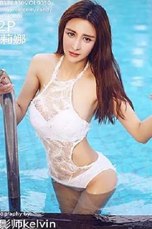 [Candy糖果画报]Vol.030_混血嫩模伊莉娜巴厘岛旅拍泳池羽毛比基尼秀完美身材写真52P