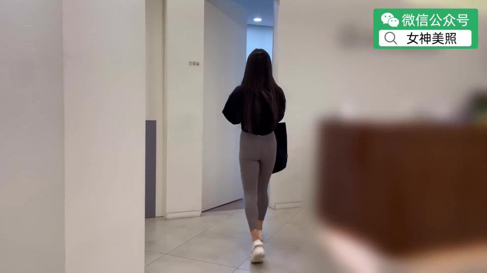 穿着瑜伽服的美女进行全身正骨治疗