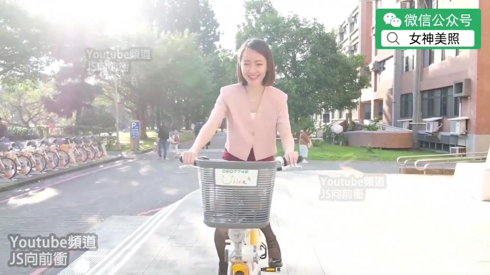 黑丝长腿模特公园骑自行车
