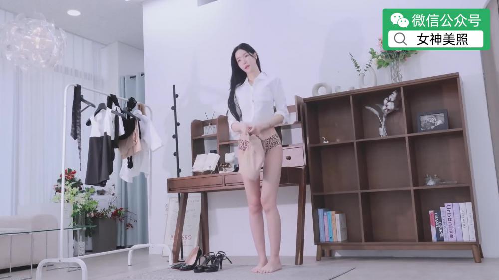 闵韩娜(车模) -职场装的选择。穿着豹纹内衣，在你面前换上各种服装