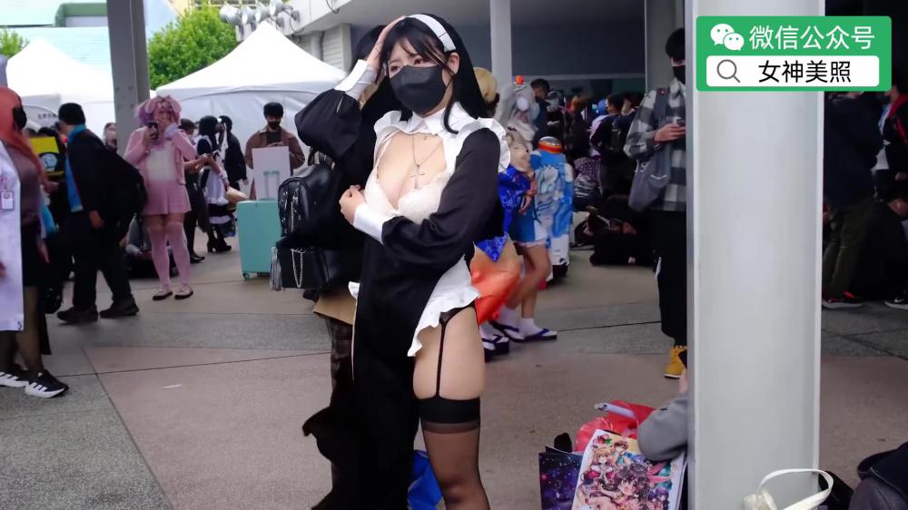 漫展coser实拍情欲修女大胆露出巨X，吊带黑丝袜