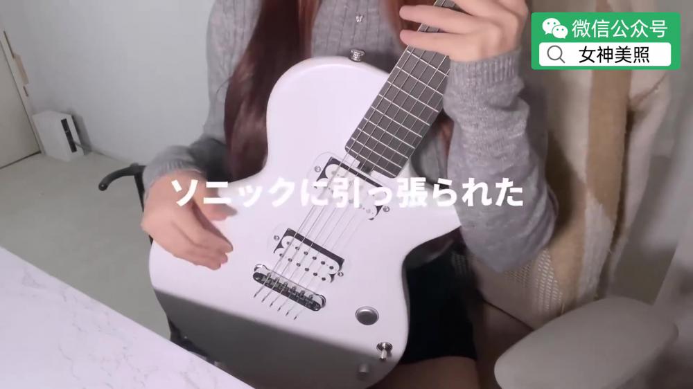 很棒的电吉他,不露脸的美胸女吉他手