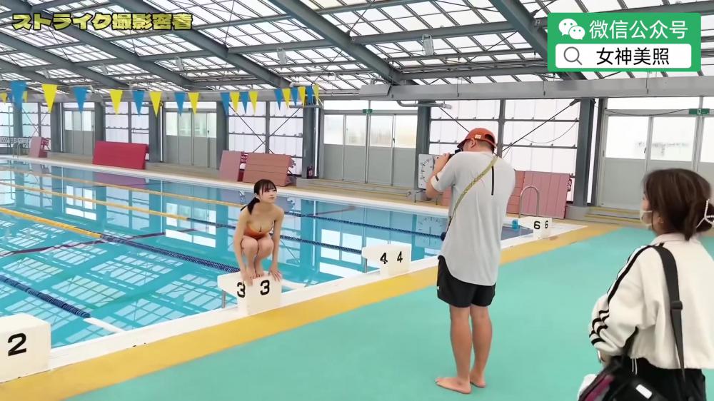 姐妹合影密着泳池写真视频