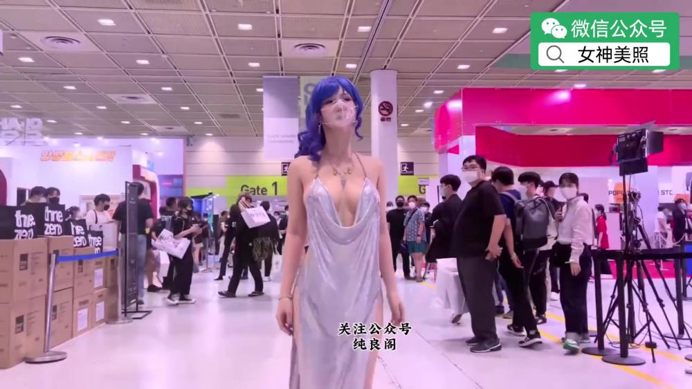 露出大半球！有机会一定要去一次这样的漫展