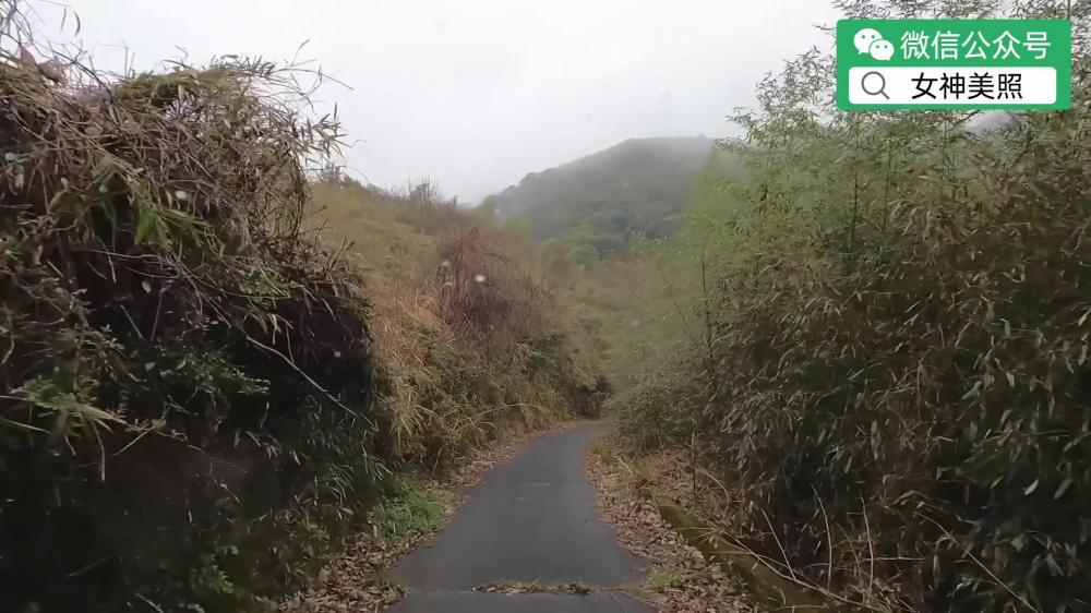 小姐姐独自车中泊喝红酒为繁忙的工作解乏