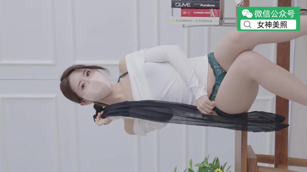 苹果臀丝袜装书约会装女友，她那细腻的肌肤让人产生了无限的想象。