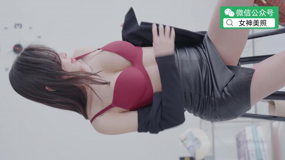 现场换衣系列，酒红色内衣模特 Lookbook超近距离内衣