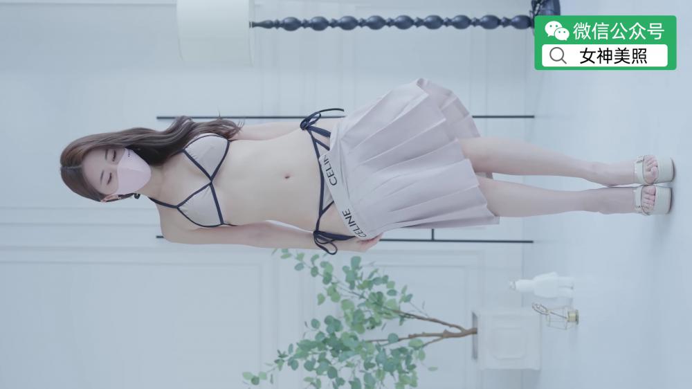 能看清身材的绑带比基尼泳衣，现场更换多套衣服