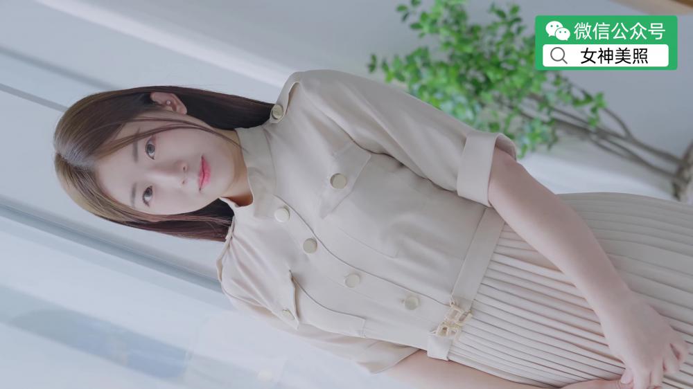 脱下长裙，露出碎花少女感内衣，像一朵娇艳欲滴的花朵，令人心醉神迷