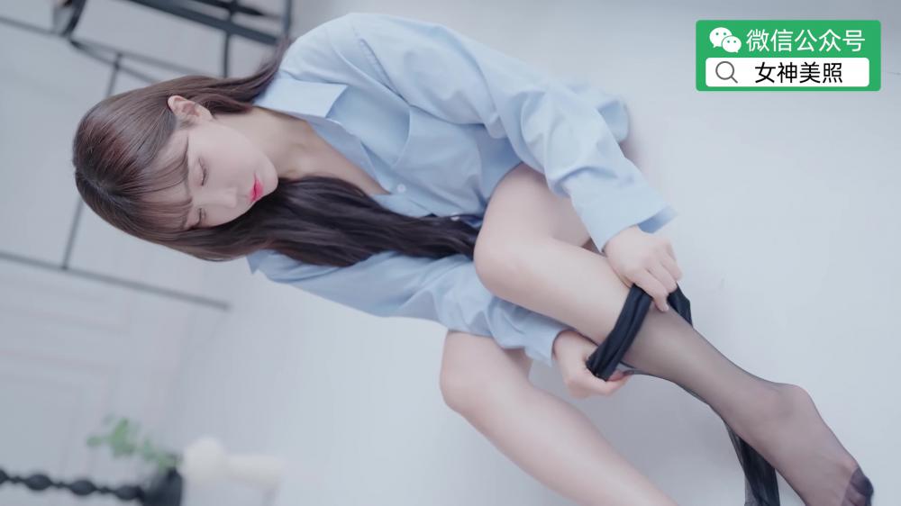 黑色内衣，穿上丝袜诱惑你