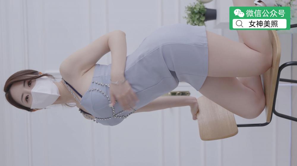 现场换衣，穿着条纹内衣的模特更换女友装连衣裙