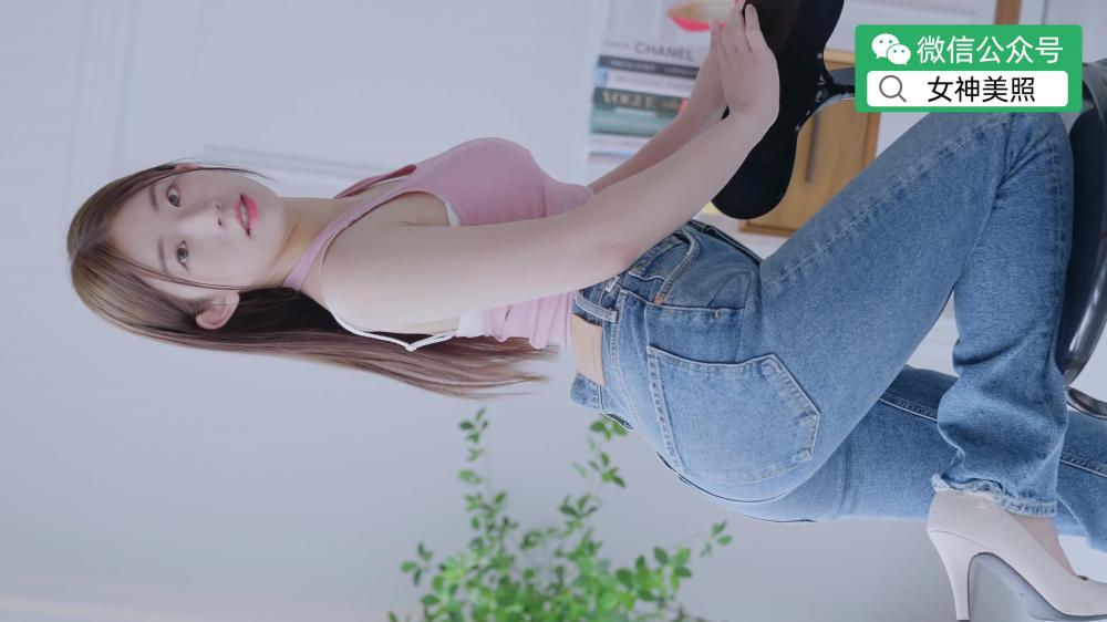 直拍内衣Lookbook模特现场换衣，屁股翘翘的