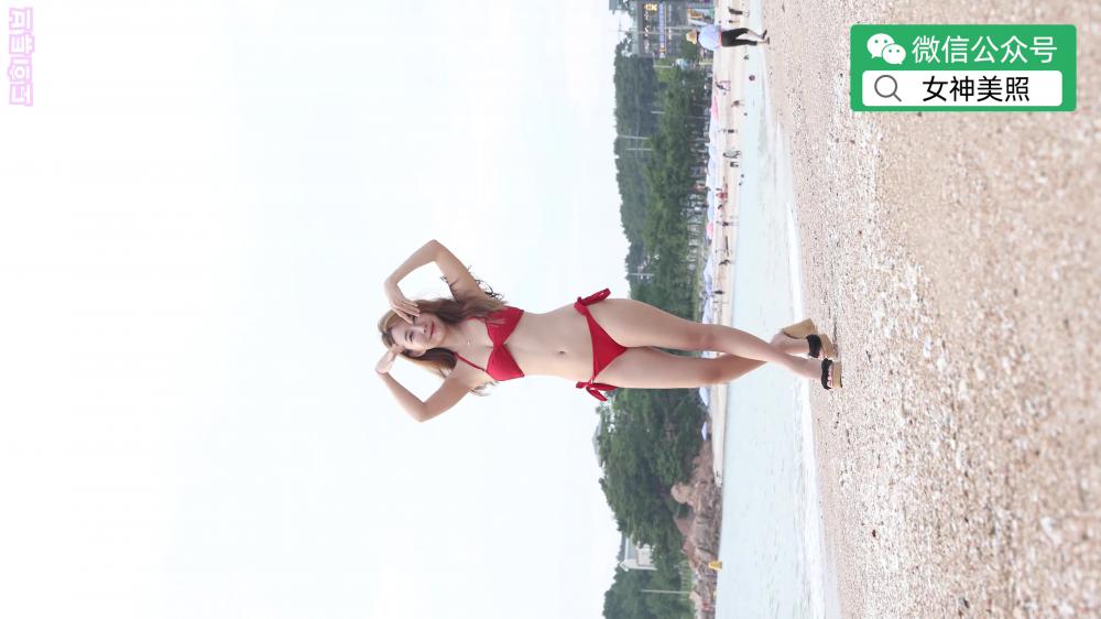 仙女岩石海水浴场的红色比基尼模特道熙(