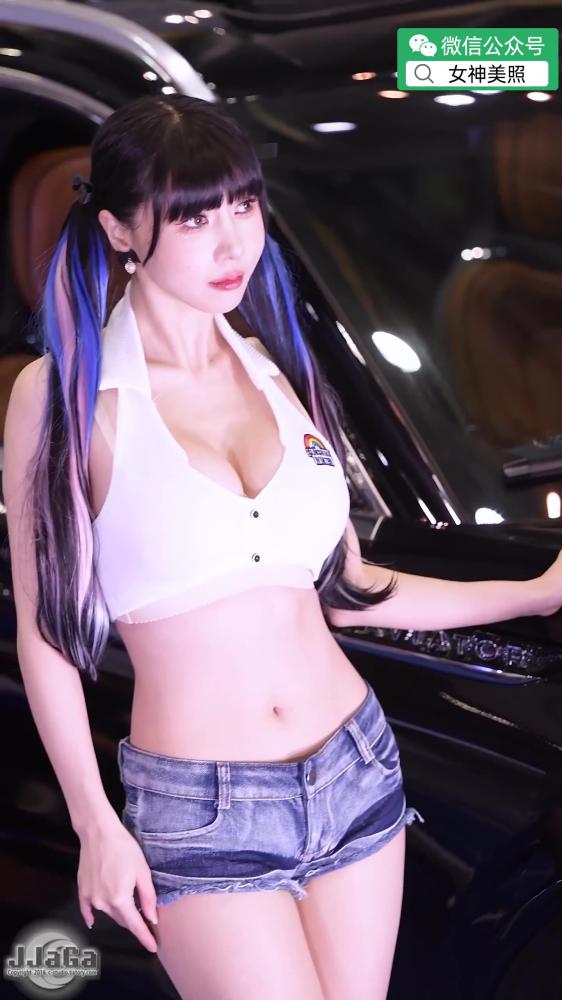 宋祖儿热裤低胸装