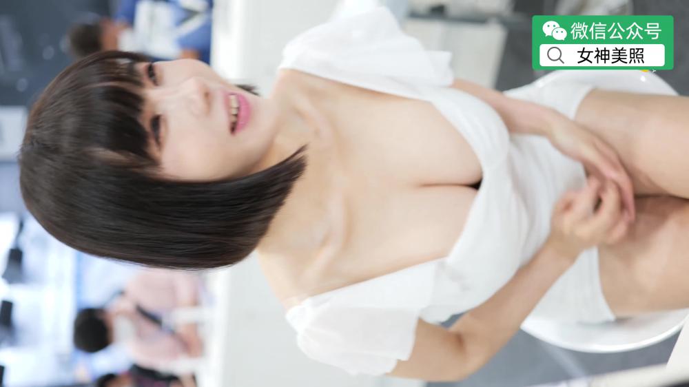 宋祖儿俯身露出性感美胸