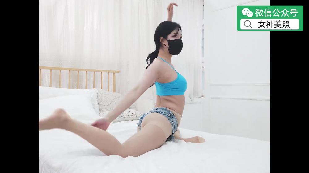 舒展的瑜伽与短装