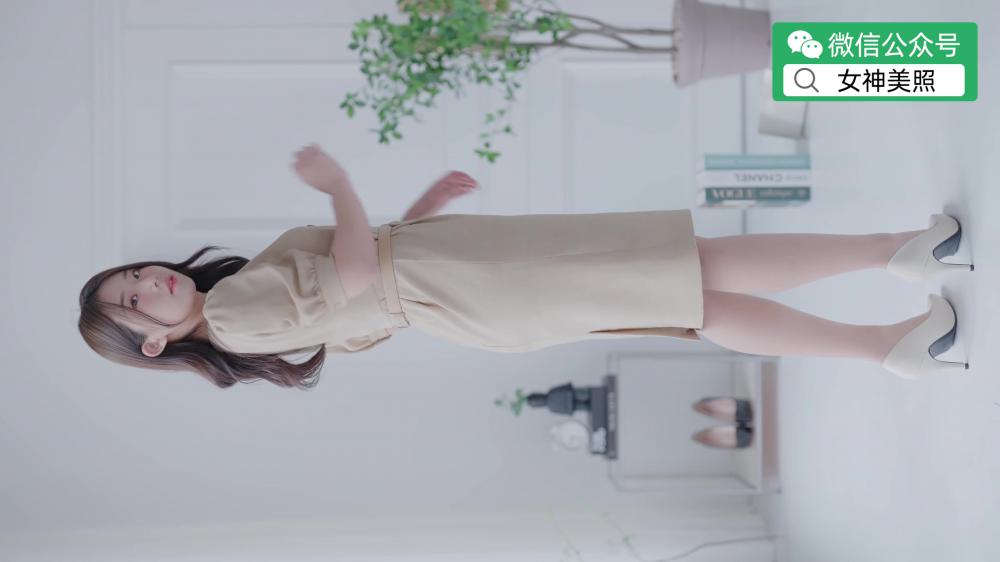 穿着绿色内衣的模特换衣服的视频